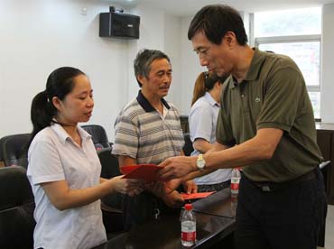 省總工會(huì)黨組書記、副主席陳震一行到順昌虹潤(rùn)精密儀器有限公司慰問(wèn)困難職工